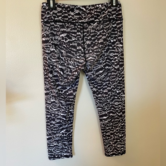 Fabletics | B&W Capri Digi Camo Leggings | Size Small - Picture 4 of 7